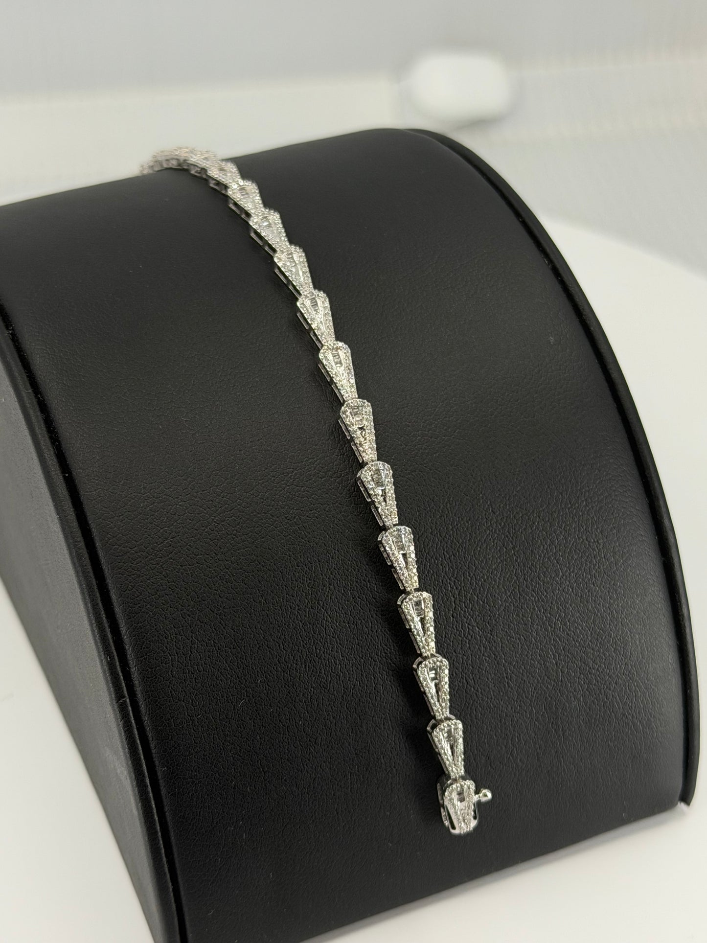 10kt WHITE GOLD DIAMOND BRACELET