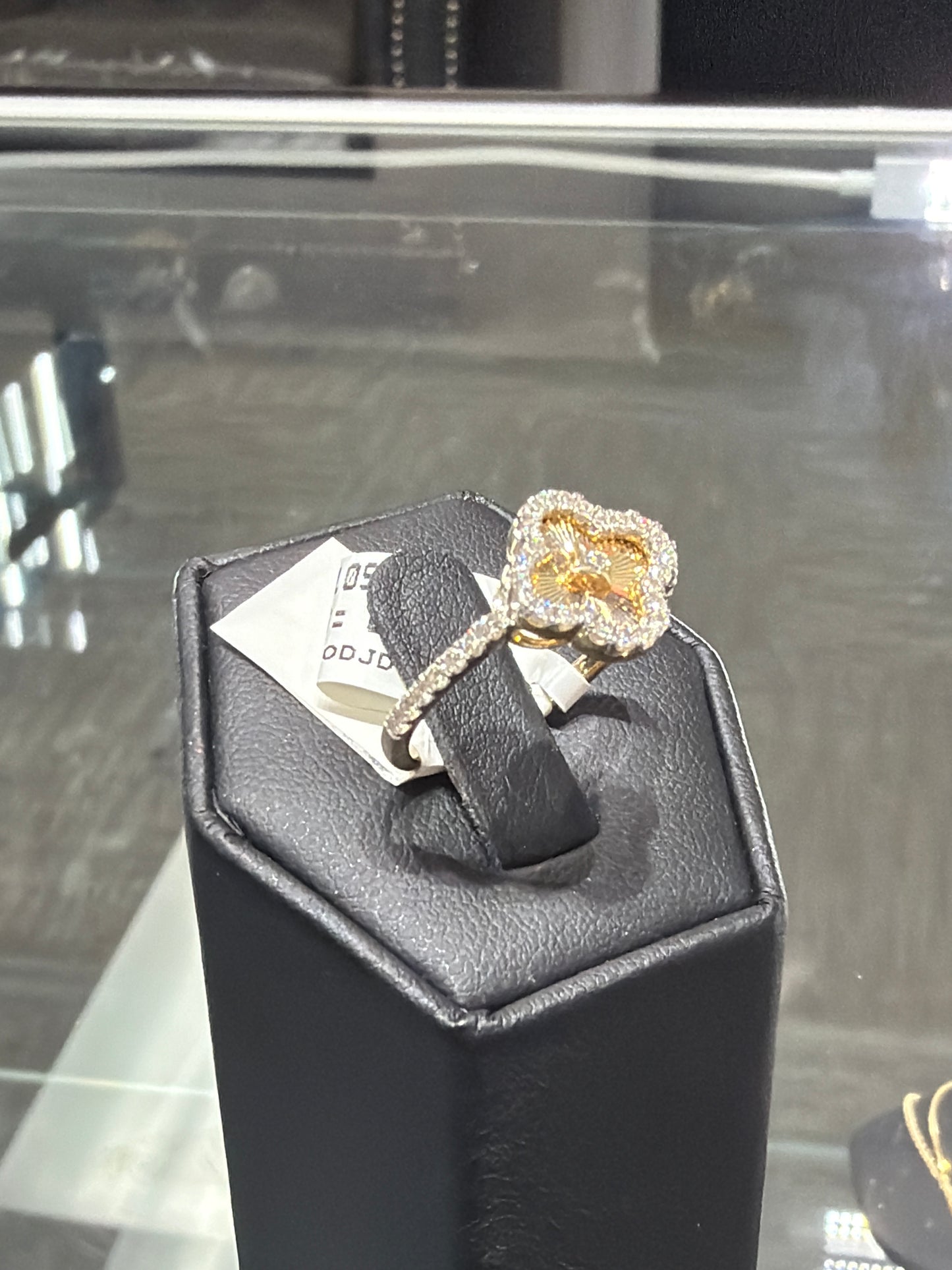 14k Gold Clover Ring W Natural Diamonds