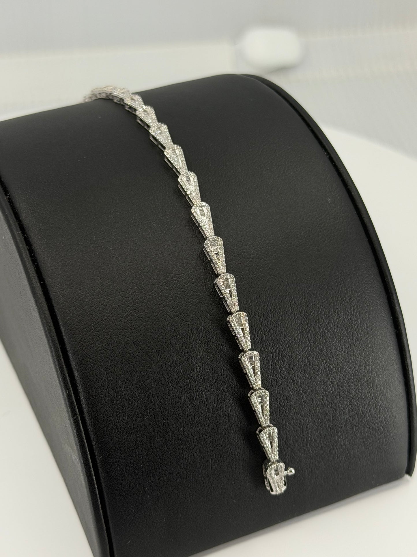 10kt WHITE GOLD DIAMOND BRACELET