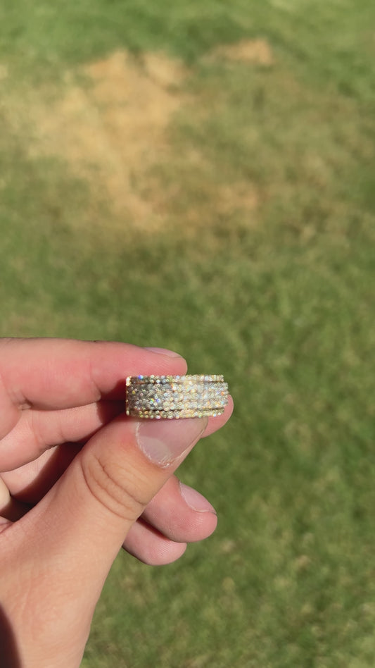 Two tone diamond ring